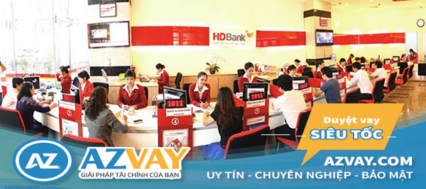 Khách hàng đến vay thế chấp tại ngân hàng HDBank