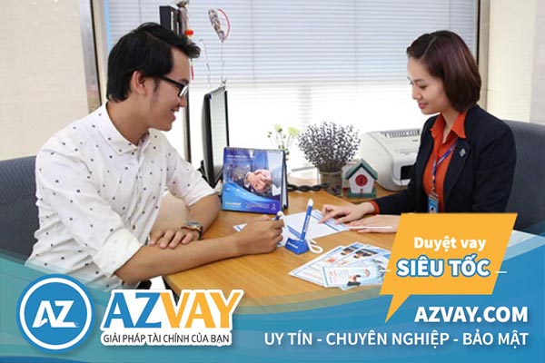 Khách hàng có thể mở thẻ tín dụng trực tiếp tại quầy giao dịch ngân hàng