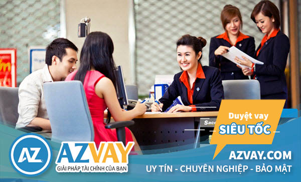 Khách hàng có thể đăng ký mở thẻ tín dụng tại quầy giao dịch của Sacombank