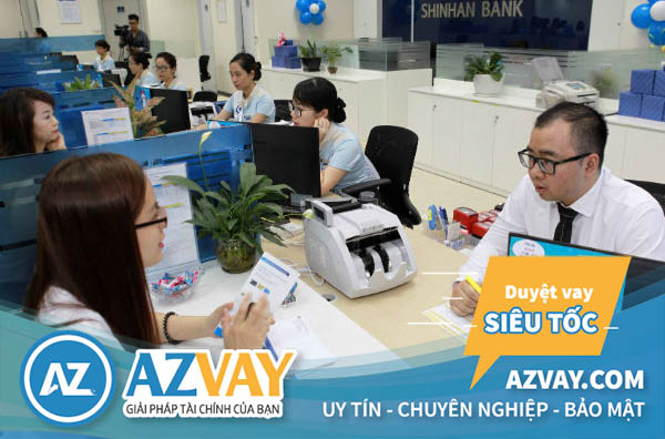 Khách hàng có thể đăng ký vay tiền qua thẻ tín dụng tại quầy giao dịch của ngân hàng Shinhan Bank