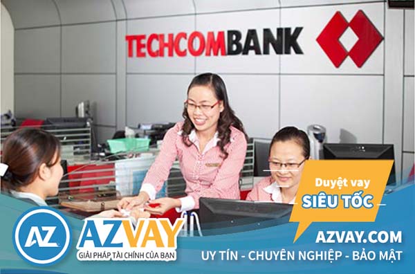 Khách hàng có thể đến quầy giao dịch gần nhất để đăng ký vay tiền qua thẻ tín dụng Techcombank