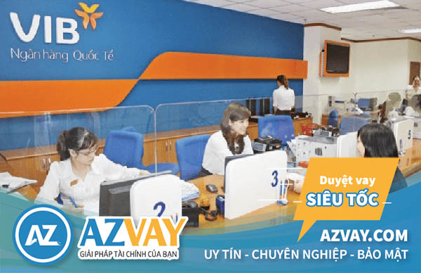 Khách hàng có thể đăng ký vay tiền qua thẻ tín dụng VIB tại quầy giao dịch của ngân hàng