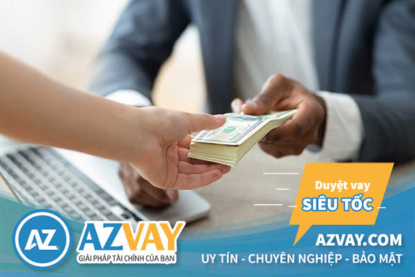 Đối tượng vay tiền đứng